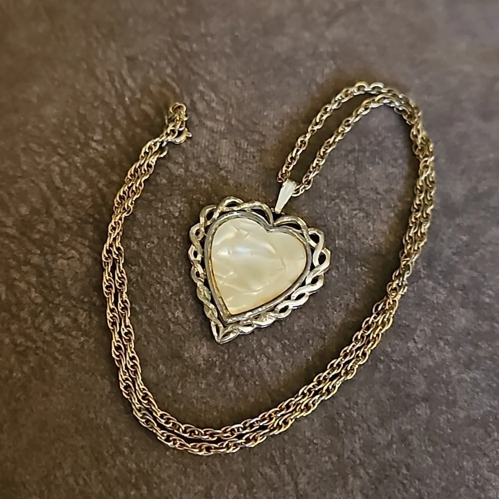 VTG Estate Mother of Pearl Lace Heart Pendant Chain Necklace